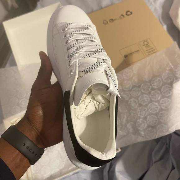 Brand new Alexander McQueen - Picture 9 of 16